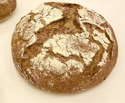 Daigintų rugių duona su obuolių gabaliukais